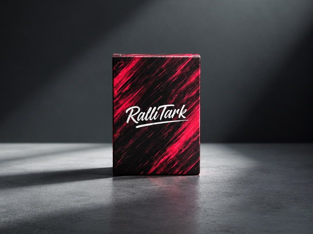 RalliTark kaardimängu karp esikülg, punane ja must, valge logo